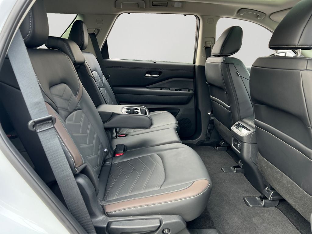 2025 Nissan Pathfinder Platinum / One Owner / 4WD / Cargo Package / Roof Rails w/