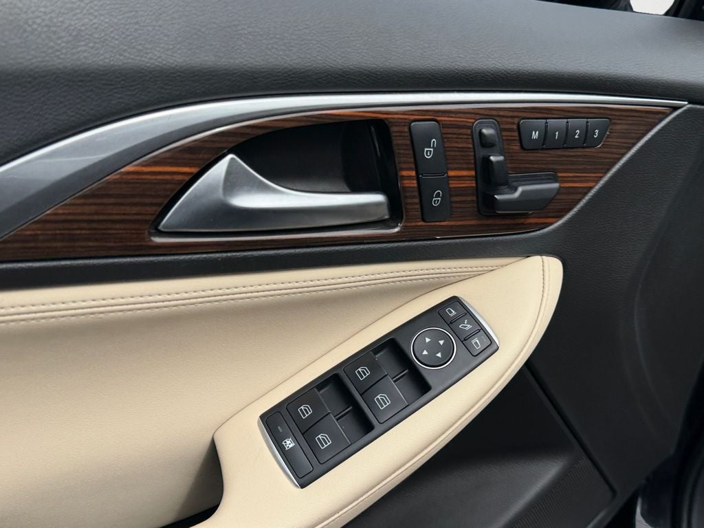 2017 INFINITI QX30 Premium