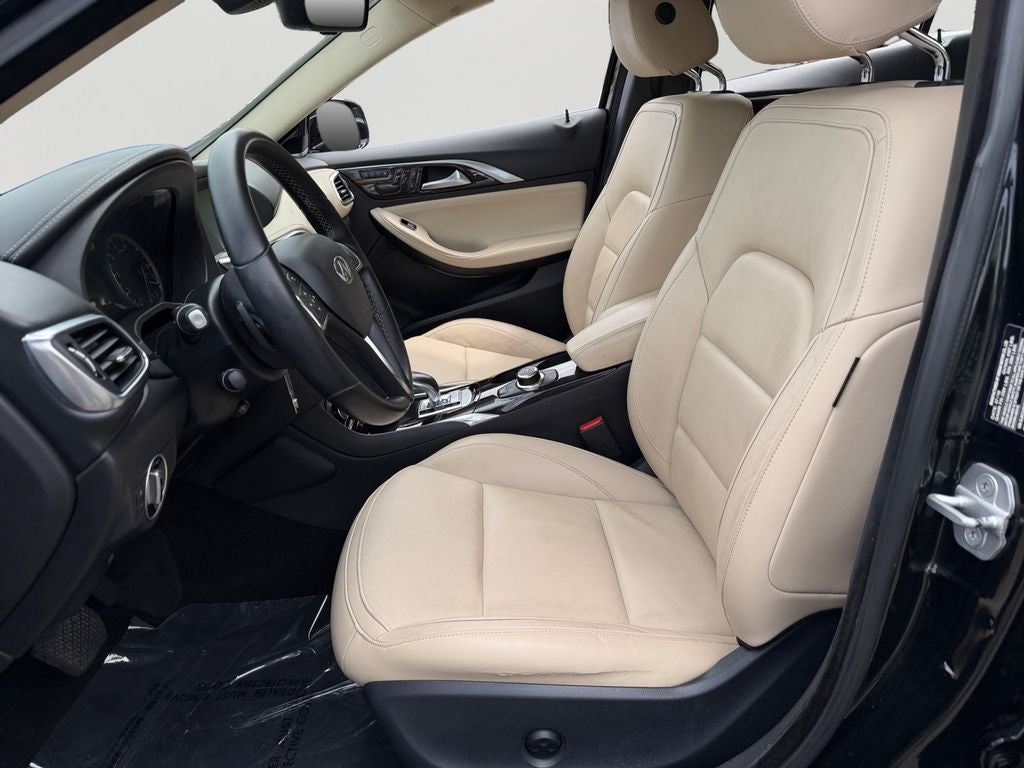 2017 INFINITI QX30 Premium