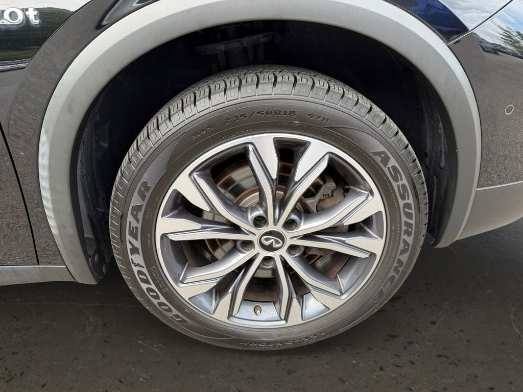 2017 INFINITI QX30 Premium