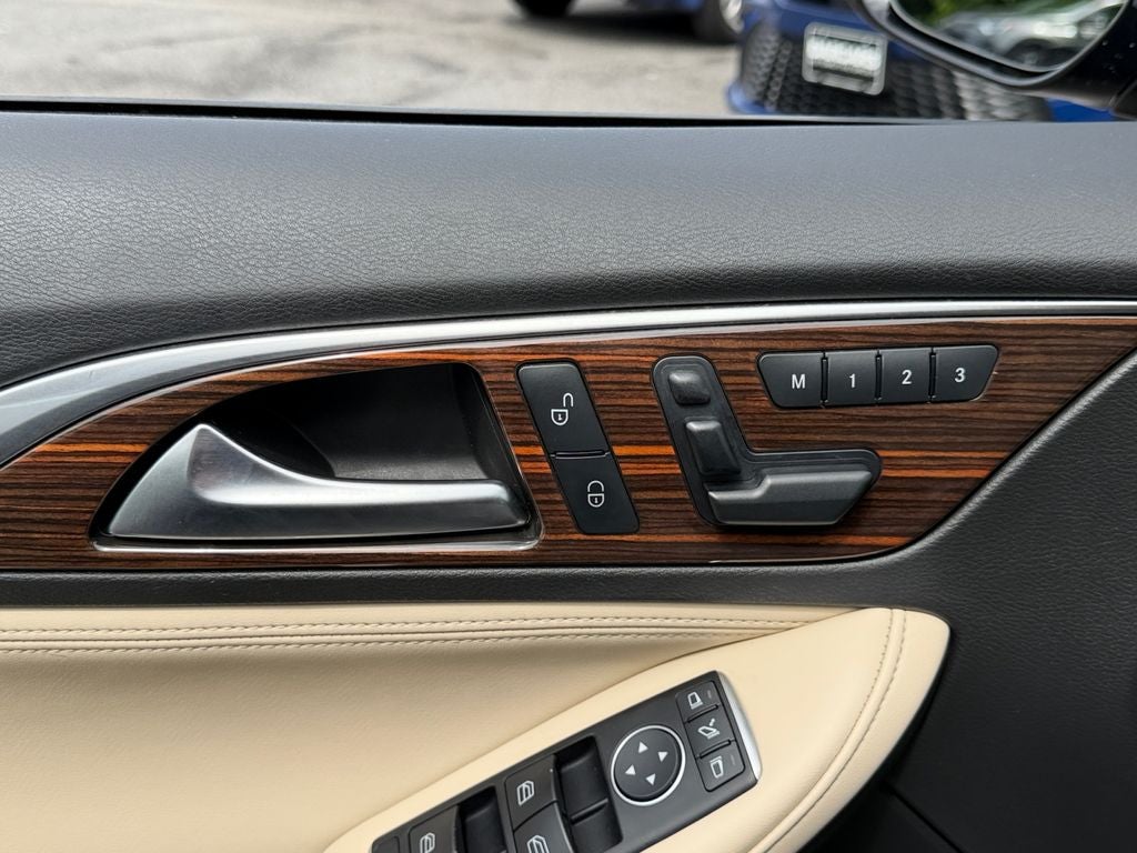 2017 INFINITI QX30 Premium